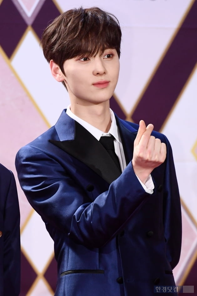 [포토] 뉴이스트 황민현, '러브 향한 하트~' (2019 KBS 가요대축제)