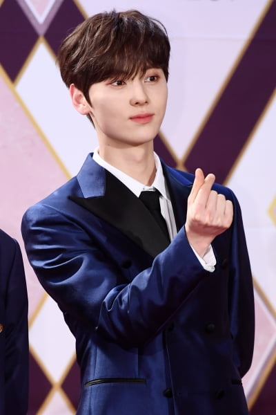  뉴이스트 황민현, '러브 향한 하트~' (2019 KBS 가요대축제)