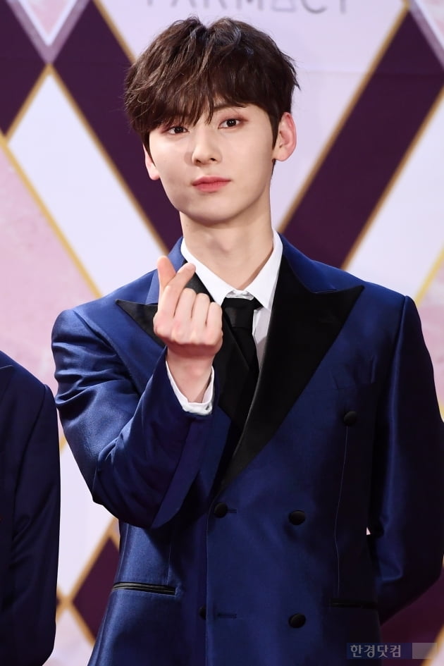 [포토] 뉴이스트 황민현, '하트를 받으세요~' (2019 KBS 가요대축제)