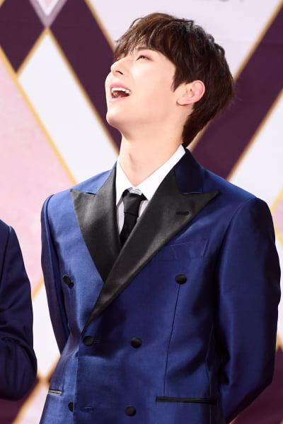 [포토] 뉴이스트 황민현, '웃는 모습이 그림이네~' (2019 KBS 가요대축제)