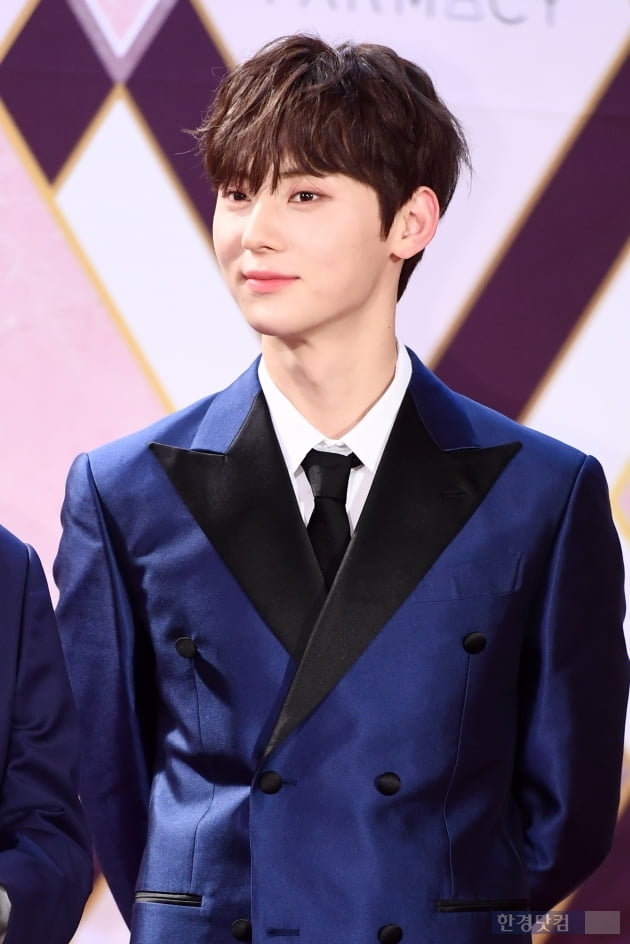 [포토] 뉴이스트 황민현, '러브 마음 녹이는 미소' (2019 KBS 가요대축제)