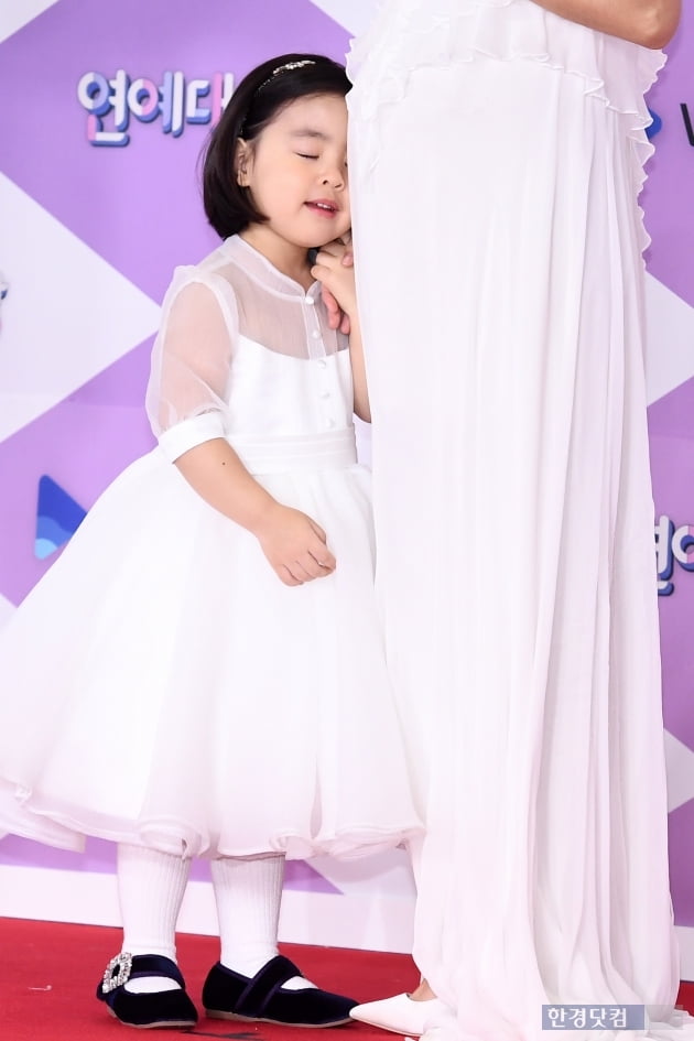 [포토] 이윤지 딸 라니, '라돌이는 지금 잠자나~' (2019 SBS 연예대상)