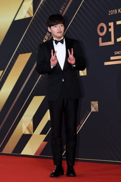 [포토] 강하늘, '용식이의 슈트 핏'(2019 KBS 연기대상)