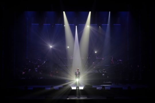 [TEN 리뷰] 김동률 콘서트, 장인이 빚어낸 하모니…&#39;오래된 노래&#39;의 새로움