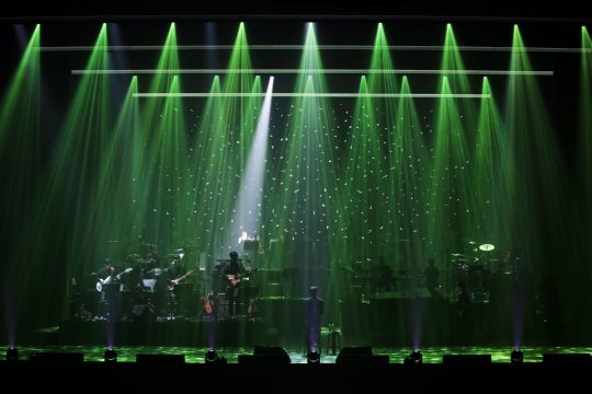 [TEN 리뷰] 김동률 콘서트, 장인이 빚어낸 하모니…&#39;오래된 노래&#39;의 새로움