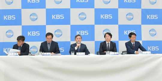 KBS 이훈희 제작2본부장(왼쪽부터), 황용호 편성본부장, 양승동 사장, 임병걸 전략기획실장, 김종명 보도본부장이 2일 오전 서울 여의도 KBS 신관 국제회의실에서 KBS 기자간담회를 열고 있다. / 사진제공=KBSㅏ