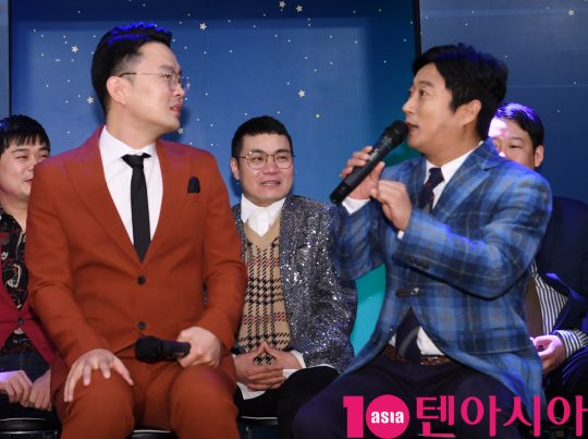 윤형빈과 이수근이 2일 오후 서울 서교동 윤형빈 소극장에서 열린 ‘2019 윤형빈 개그쇼 프로젝트’ 제작발표회에 참석하고 있다.