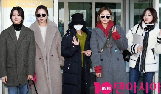 걸그룹 EXID(솔지, LE, 정화, 하니, 혜린)가 4일 오전 해외일정 참석차 인천국제공항을 통해 일본으로 출국하고 있다.