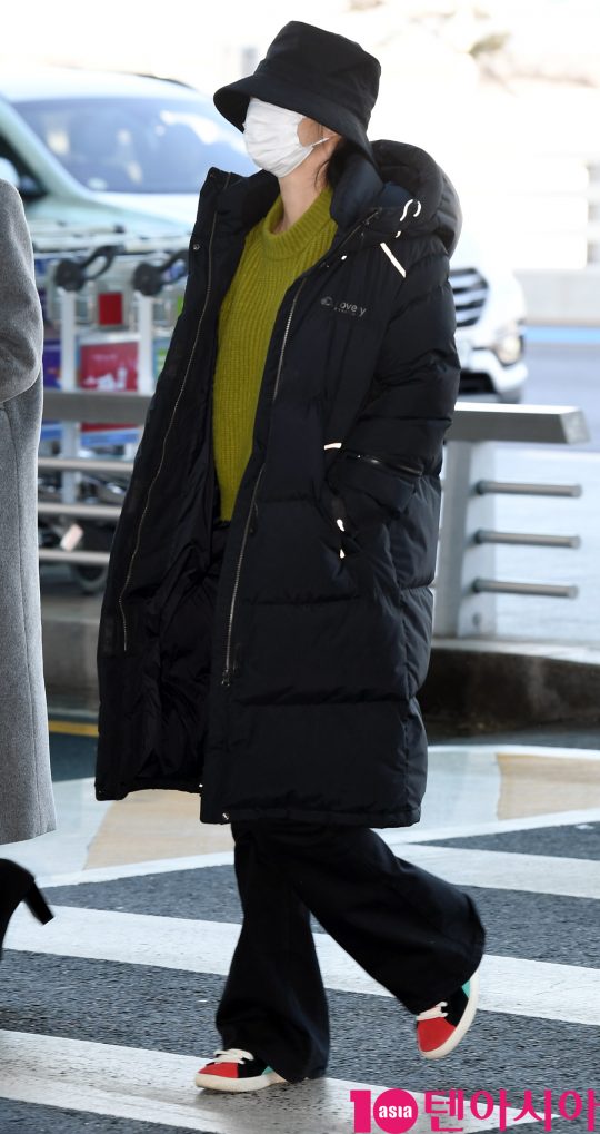 걸그룹 EXID(솔지, LE, 정화, 하니, 혜린) 혜린이 4일 오전 해외일정 참석차 인천국제공항을 통해 일본으로 출국하고 있다.