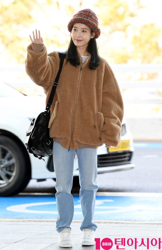 가수 아이유가 4일 오후 해외투어 참석차 인천국제공항을 통해 싱가포르로 출국하고 있다.