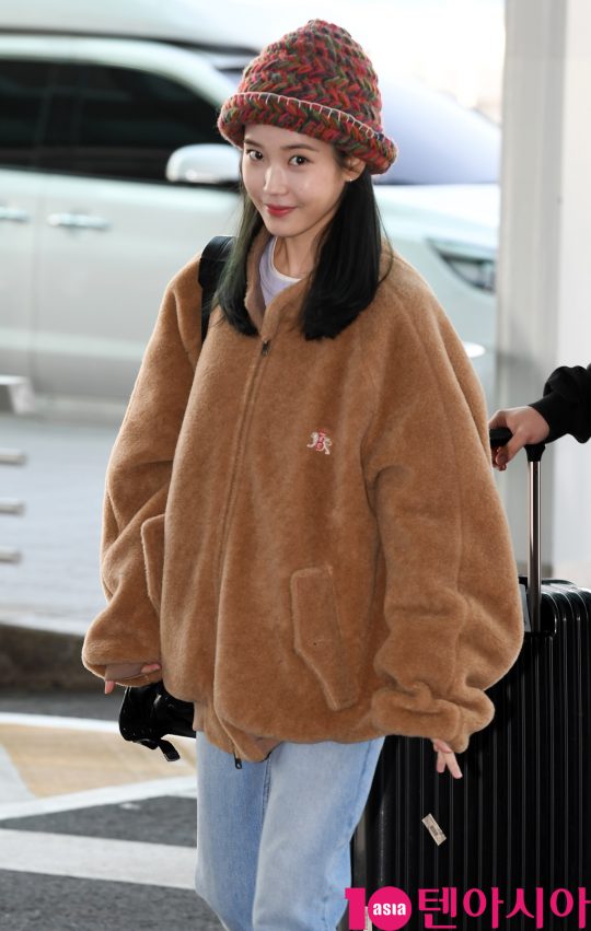 가수 아이유가 4일 오후 해외투어 참석차 인천국제공항을 통해 싱가포르로 출국하고 있다.