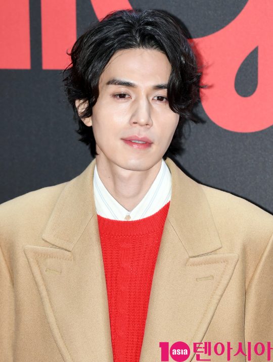 배우 이동욱이 5일 오후 서울 장충동 남산 제이그랜하우스에서 열린 ‘2019 지큐 나이트’ 기념행사에 참석하고 있다.