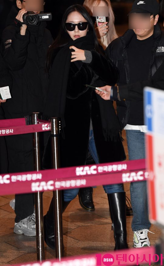 가수 겸 배우 크리스탈이 7일 오전 해외 일정 참석차 김포국제공항을 통해 중국 베이징으로 출국하고 있다.