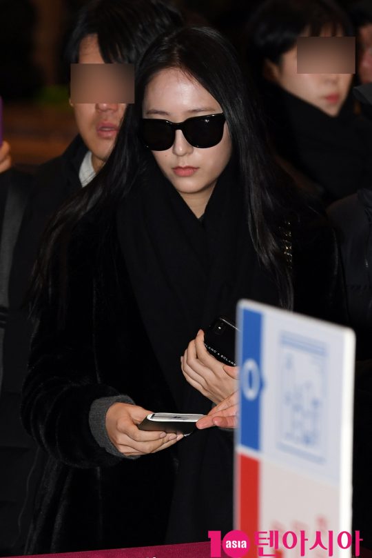 가수 겸 배우 크리스탈이 7일 오전 해외 일정 참석차 김포국제공항을 통해 중국 베이징으로 출국하고 있다.