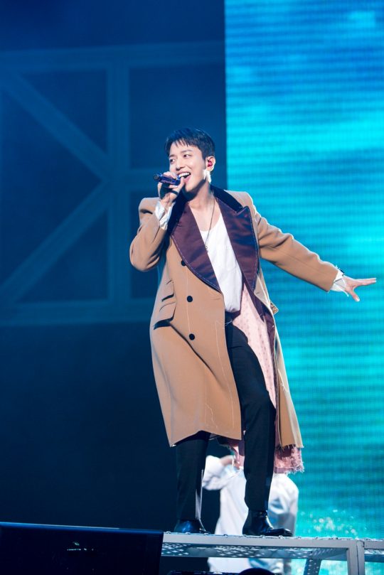 정용화, 전역 후 첫 콘서트 성황...8000명 운집