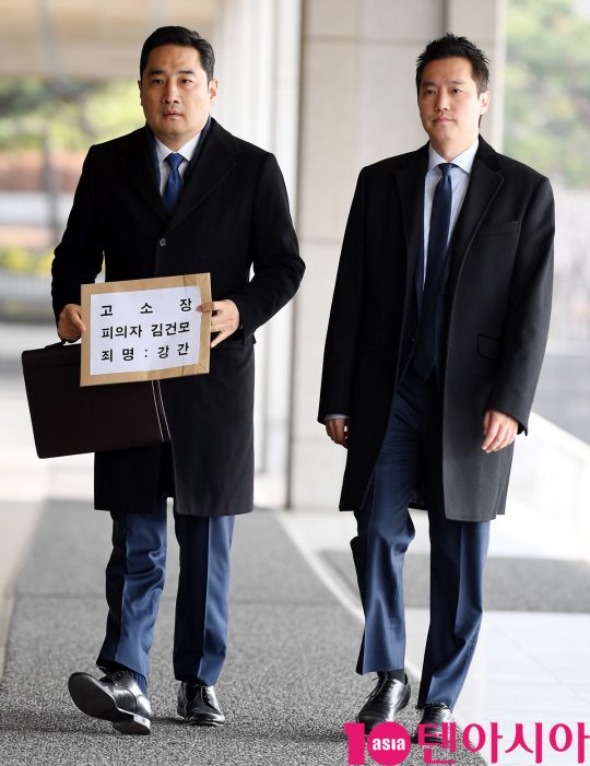 강용석 변호사와 김세의 가로세로연구소 대표가 9일 오전 서울 서초동 서울중앙지검에서 가수 김건모의 성폭행 의혹과 관련해 고소장하기 위해 검찰청사로 왔다.