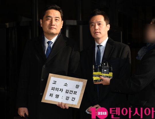 강용석 변호사와 김세의 가로세로연구소 대표가 9일 오전 서울 서초동 서울중앙지검에서 가수 김건모의 성폭행 의혹과 관련해 고소장을 접수하기에 앞서 인터뷰를 하고 있다.