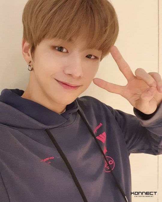 강다니엘 생일, 밝은 미소+브이... &#34;수많은 사람들이 응원하고 있어&#34;