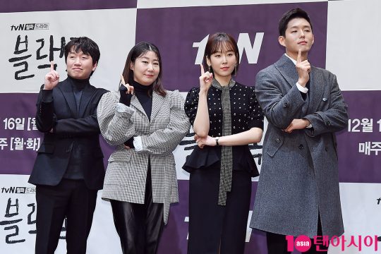 배우 이창훈(왼쪽부터),  라미란, 서현진, 하준이 11일 오후 2시 서울 신도림동 라마다호텔에서 열린 tvN 새 월화드라마 ‘블랙독’ 제작발표회에 참석했다./ 이승현 기자 lsh87@