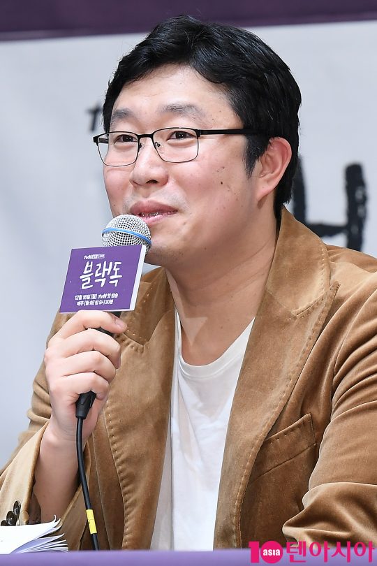 황준혁 PD가 11일 오후 서울 신도림동 라마다호텔에서 열린 tvN 드라마 ‘블랙독’ 제작발표회에 참석해 인사말을 하고 있다.