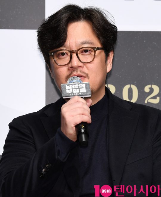 우민호 감독이 12일 오전 서울 신사동 압구정 CGV에서 열린 영화 ‘남산의 부장들’ 제작보고회에 참석하고 있다.