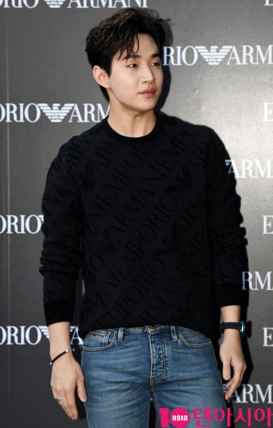 가수 헨리가 16일 오후 서울 반포동 한 백화점에서 열린 엠포리오 아르마니 시계, 워치 & 주얼리 로드쇼 행사에 참석하고 있다.