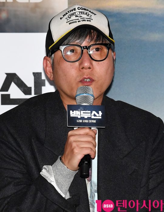 이해준 감독이 18일 오후 서울 한강로3가 CGV 용산아이파크몰점에서 열린 영화 ‘백두산’ 언론시사회에 참석하고 있다.