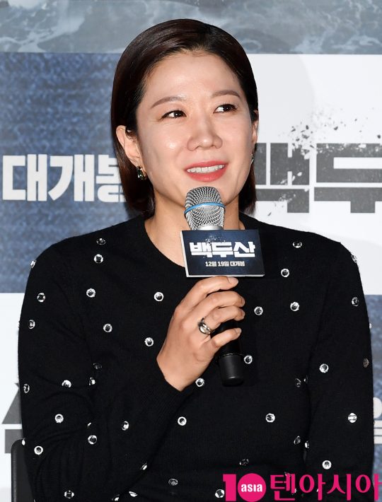 배우 전혜진이 18일 오후 서울 한강로3가 CGV 용산아이파크몰점에서 열린 영화 ‘백두산’ 언론시사회에 참석하고 있다.