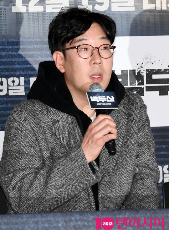 김병서 감독이 18일 오후 서울 한강로3가 CGV 용산아이파크몰점에서 열린 영화 ‘백두산’ 언론시사회에 참석하고 있다.