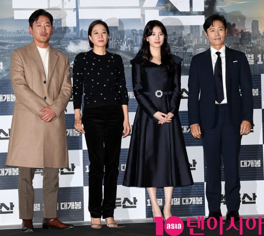 배우 하정우,전혜진,배수지,이병헌(왼쪽부터)이 18일 오후 서울 한강로3가 CGV 용산아이파크몰점에서 열린 영화 ‘백두산’ 언론시사회에 참석하고 있다.