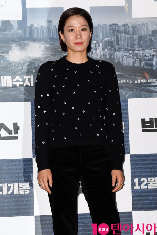 배우 전혜진이 18일 오후 서울 한강로3가 CGV 용산아이파크몰점에서 열린 영화 ‘백두산’ 언론시사회에 참석하고 있다.