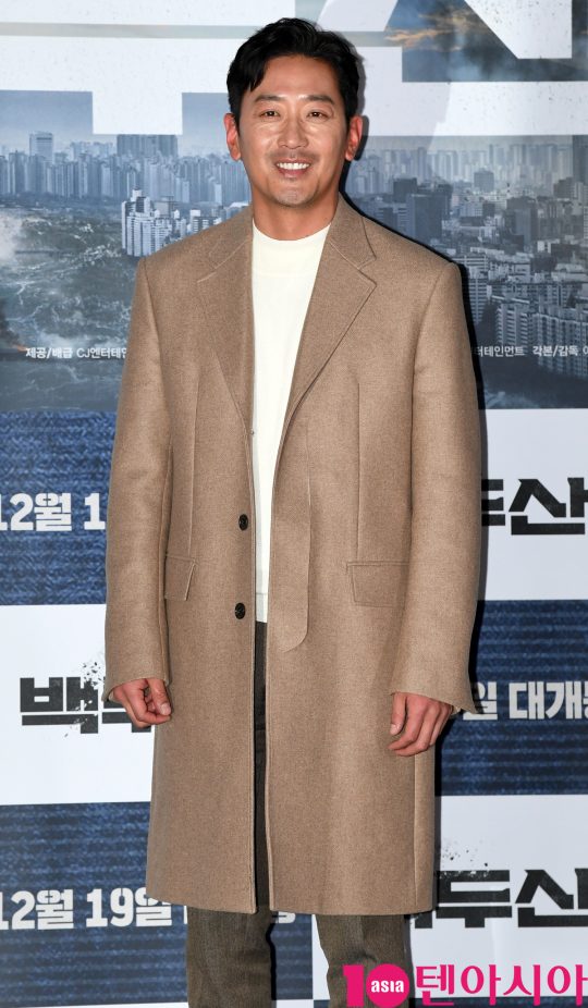 배우 하정우가 18일 오후 서울 한강로3가 CGV 용산아이파크몰점에서 열린 영화 ‘백두산’ 언론시사회에 참석하고 있다.