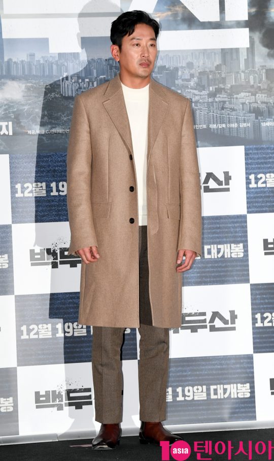 배우 하정우가 18일 오후 서울 한강로3가 CGV 용산아이파크몰점에서 열린 영화 ‘백두산’ 언론시사회에 참석하고 있다.