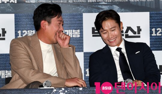 배우 하정우와 이병헌이 18일 오후 서울 한강로3가 CGV 용산아이파크몰점에서 열린 영화 ‘백두산’ 언론시사회에 참석하고 있다.