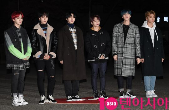 그룹 원어스가 20일 오전 서울 여의도 KBS 신관 공개홀에서 열린 KBS2 ‘뮤직뱅크'(뮤뱅) 리허설에 참석하고 있다.