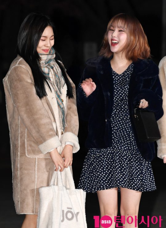 여자친구 엄지와 은하가 20일 오전 서울 여의도 KBS 신관 공개홀에서 열린 KBS2 ‘뮤직뱅크'(뮤뱅) 리허설에 참석하고 있다.