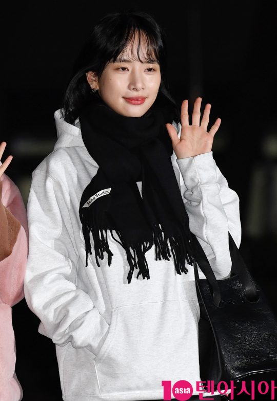 우주소녀 설아가 20일 오전 서울 여의도 KBS 신관 공개홀에서 열린 KBS2 ‘뮤직뱅크'(뮤뱅) 리허설에 참석하고 있다.