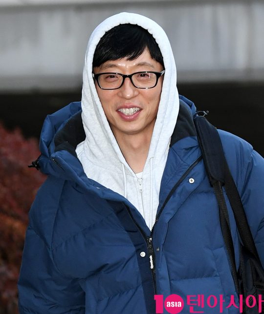 방송인 유재석이 21일 오전 서울 여의도동 KBS별관에서 열리는 ‘해피투게더4’ 녹화 출근길에 참석하고 있다.