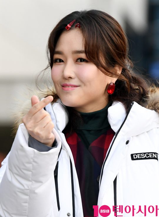 가수 정미애가 21일 오전 서울 여의도동 KBS별관에서 열리는 ‘해피투게더4’ 녹화 출근길에 참석하고 있다.