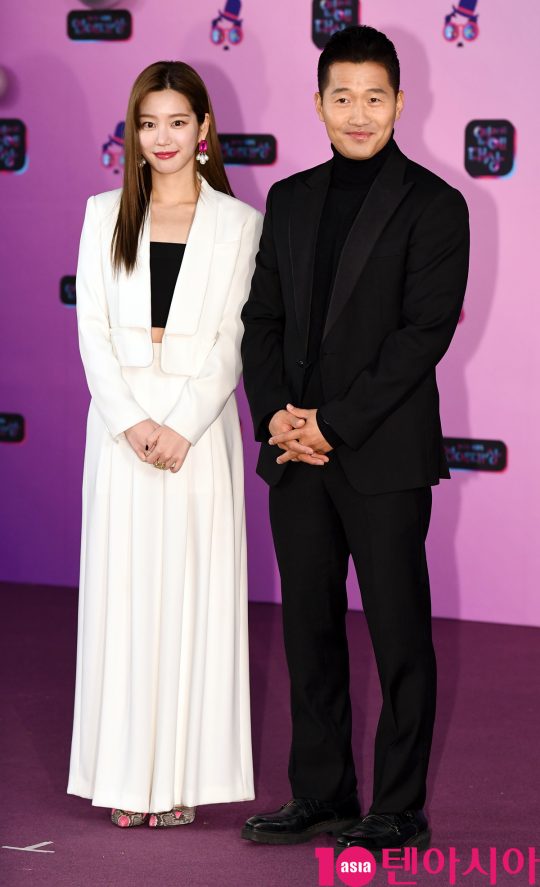 이유비와 강형욱이 21일 오후 서울 여의도동 KBS본관에서 열린 ‘KBS 연예대상’ 레드카펫 행사에 참석하고 있다.