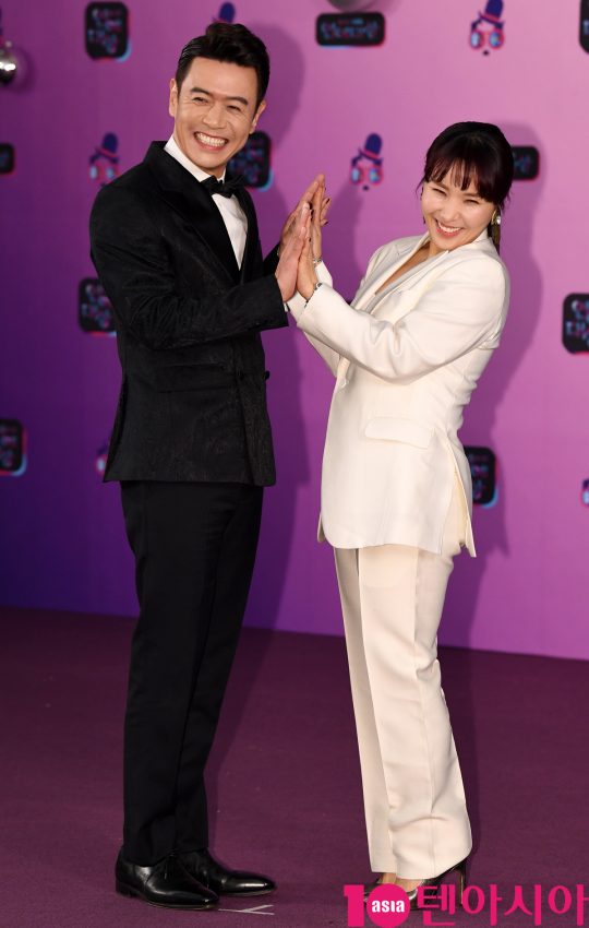 김대희와 신봉선이 21일 오후 서울 여의도동 KBS본관에서 열린 ‘KBS 연예대상’ 레드카펫 행사에 참석하고 있다.