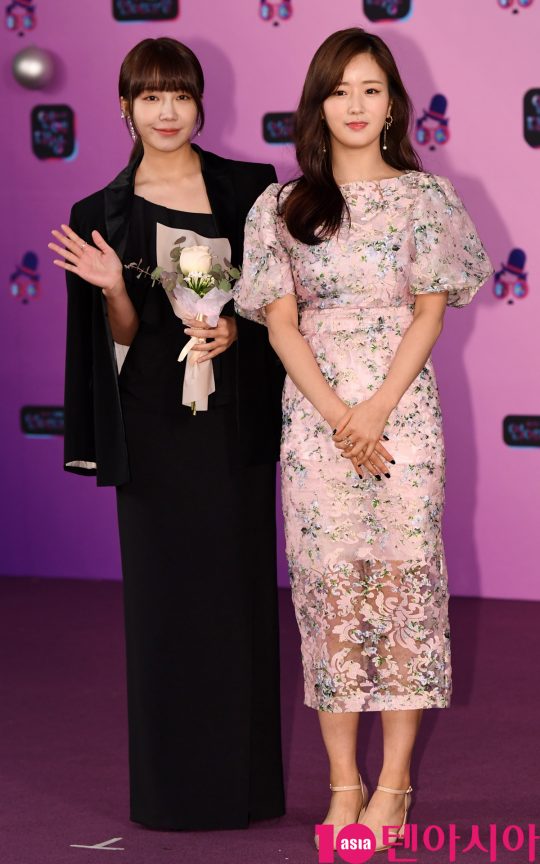 에이핑크 정은지와 윤보미가 21일 오후 서울 여의도동 KBS본관에서 열린 ‘KBS 연예대상’ 레드카펫 행사에 참석하고 있다.