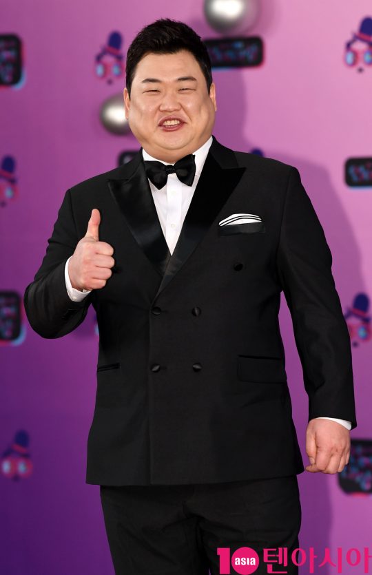 방송인 김준현이 21일 오후 서울 여의도동 KBS본관에서 열린 ‘2019 KBS 연예대상’ 레드카펫 행사에 참석하고 있다.
