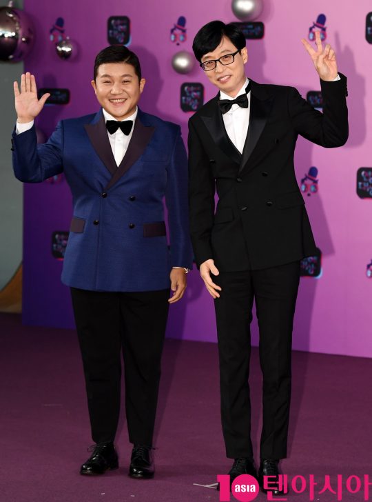 조세호와 유재석이 21일 오후 서울 여의도동 KBS본관에서 열린 ‘2019 KBS 연예대상’ 레드카펫 행사에 참석하고 있다.