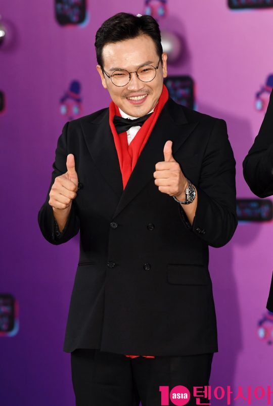 MC 딩동이 21일 오후 서울 여의도동 KBS본관에서 열린 ‘2019 KBS 연예대상’ 레드카펫 행사에 참석하고 있다.