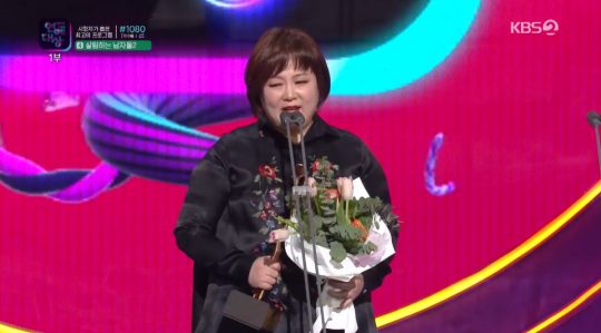 ‘2019 KBS 연예대상’에서 올해의 DJ상을 받은 방송인 이금희. /사진=KBS