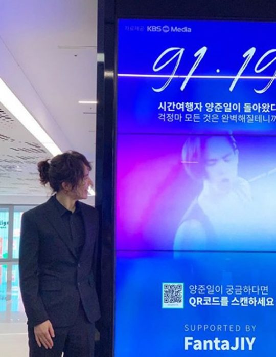 &#34;91·19&#34;... &#39;시간여행자&#39; 양준일, 지하철 광고 옆에서 &#39;활짝&#39;