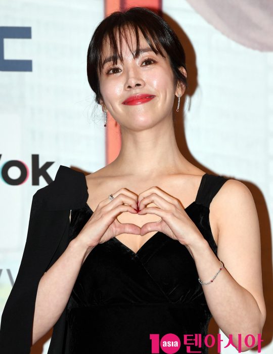 배우 한지민이 30일 오후 서울 상암동 MBC 미디어센터에서 열린 2019 MBC 연기대상 시상식에 참석하고 있다.