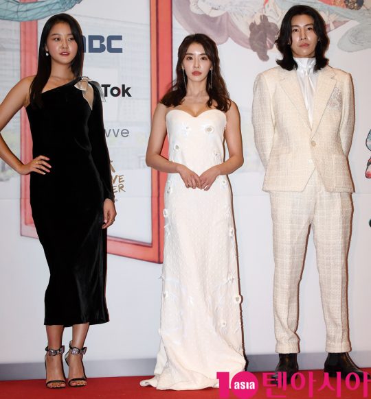 배우 강승현,정유미,노민우(왼쪽부터)가 30일 오후 서울 상암동 MBC 미디어센터에서 열린 2019 MBC 연기대상 시상식에 참석하고 있다.