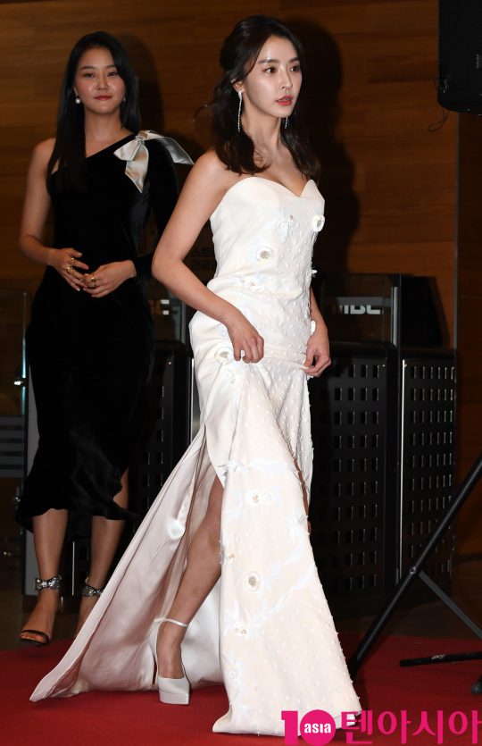 배우 정유미가 30일 오후 서울 상암동 MBC 미디어센터에서 열린 2019 MBC 연기대상 시상식에 참석하고 있다.